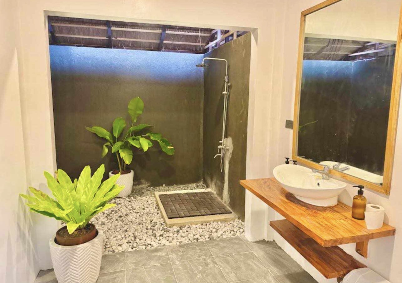 Deluxe Room outdoor-style bathroom