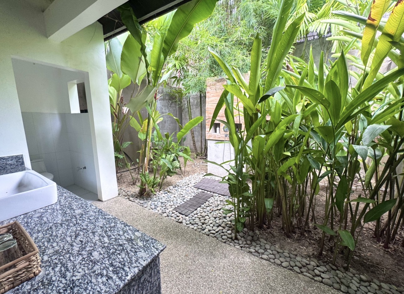 Executive Pool Villa B outdoor bathroom